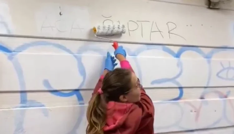 Studentët në Beograd fshinë grafitet fyese ndaj shqiptarëve