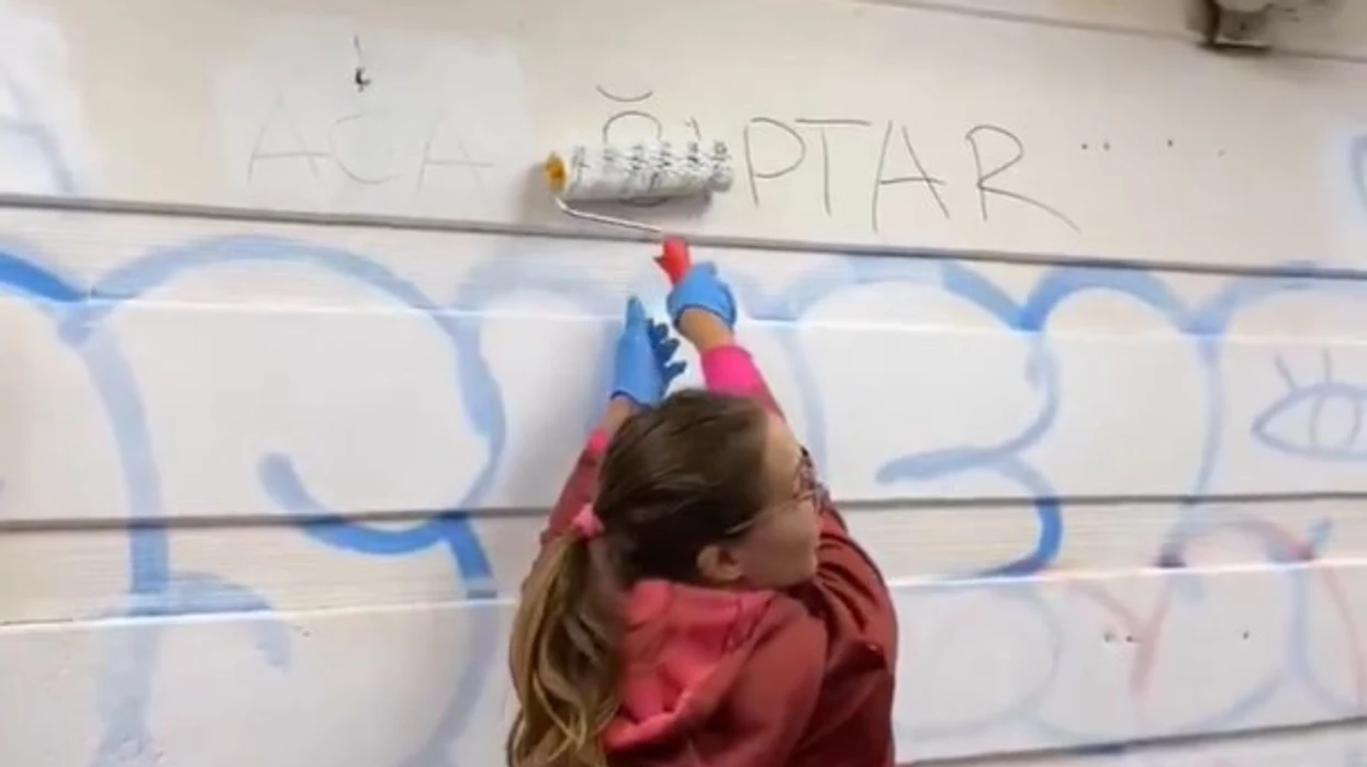 Studentët në Beograd fshinë grafitet fyese ndaj shqiptarëve