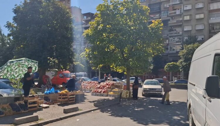Tezga të lira, por vazhdon shitja në trotuare! Tregtarët kërkojnë rend në Tregun e Tetovës