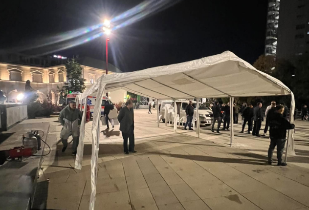 Nisen të vendosen tendat, protestuesit do kalojnë natën në sheshin “Ibrahim Rugova”