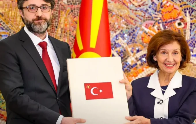 Siljanovska pranon kredencialet e ambasadorit të ri të Turqisë në Shkup