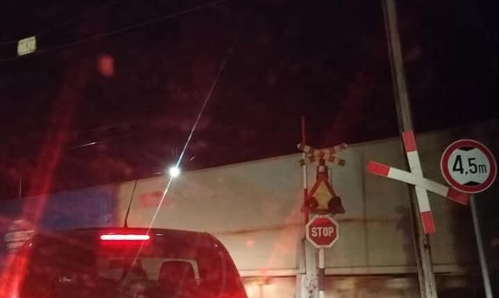 Alarm në Maxhari, Shkup: Treni kalon, por barriera mbrojtëse mbetet e hapur!