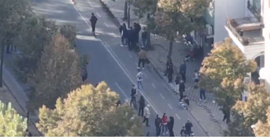 Dy orë pas thirrjes së protestës në Tiranë, qytetarët nuk grumbullohen!