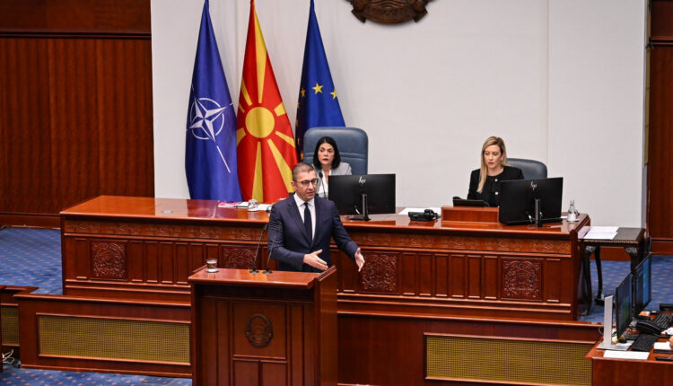 Mickoski me shifra për karburantet: “Më të lirët në rajon!” – Por a do të shtrenjtohet rryma nga 1 janari?