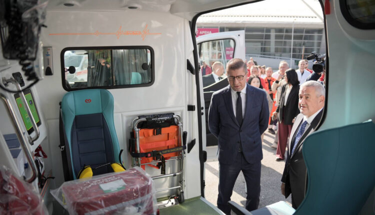 Mickoski: 100 autoambulanca të reja, ndërsa vitin e ardhshëm priten edhe 50 të tjera