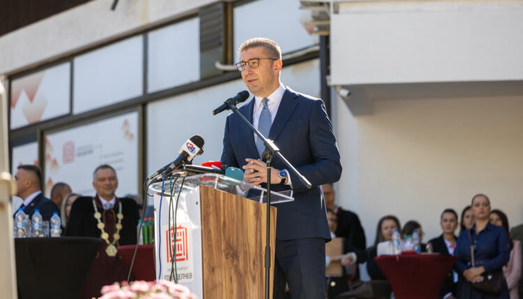 Mickoski drejtuar studentëve të vitit të parë: Jeta e vërtetë është lufta për familjen dhe atdheun, kudo që të shkoni, kthehuni në shtëpi