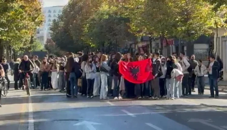 Dita e 16-të e protestës/ Studentët marshojnë në kryeqytet, ‘stacionohen’ te Ministria e Arsimit