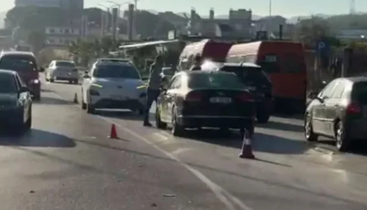 Aksident në Fier, makina përplas këmbësoren, dërgohet me ambulancë në spital