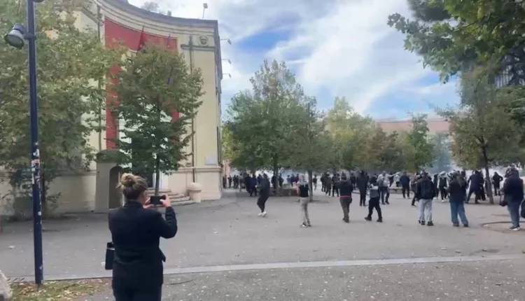 Vijojnë tensionet në kryeqytet, protestuesit hedhin gurë drejt Ministrisë së Mjedisit, thyejnë dhe xhamat e Teatrit të Kukullave