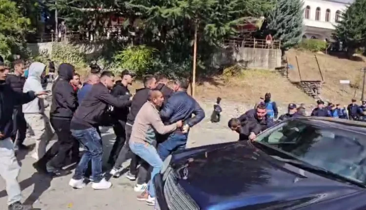 Dibra i bashkohet protestave/ Goditet makina e policisë, shoqërohen me forcë disa të rinj