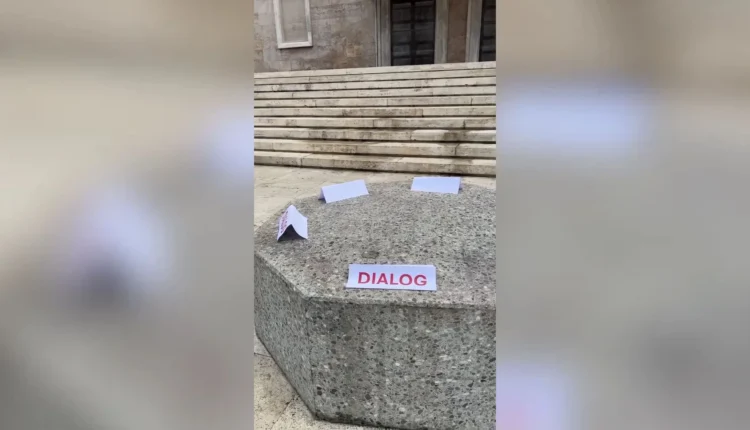 Rama përsërit ftesën për dialog me studentët, vendos tavolinën prej guri para Kryeministrisë pas karrigeve të djegura nga protestuesit