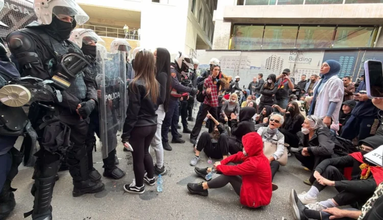 Tensione edhe te Ministria e Inftrastrukturës, protestuesit thyejnë xhamat e institucionit, disa vajza shtrihen në rrugë për të bllokuar policinë