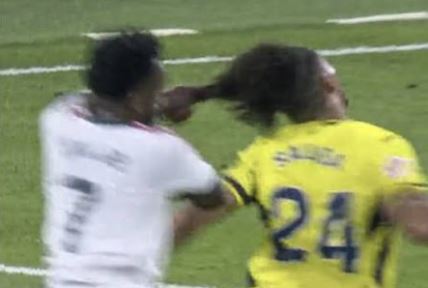 Vinicius e kap kundërshtarin për flokësh  VAR ia anulon golin dhe e ndëshkon me të kuq