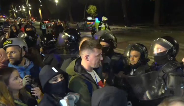 Protestuesit ribashkohen dhe marshojnë sërish drejt Kryeministrisë, kordoni i policisë nuk i lejon të afrohen te godina