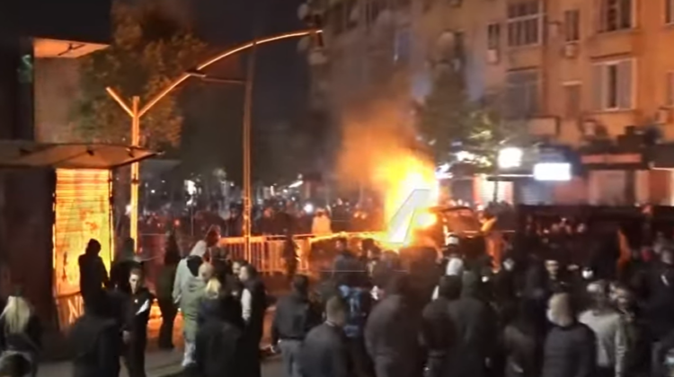 Protesta rrugët e Tiranës, reagon policia: 14 efektivë të plagosur, deri më tani 35 persona të shoqëruar në komisariat