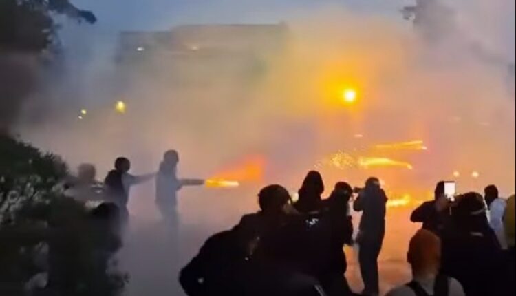 Skenë lufte në Tiranë, protestuesit me maska hedhin zjarr ndaj policisë! (VIDEO)